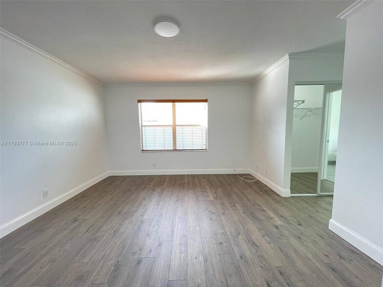 Building Photo - 211 E Riverbend Dr