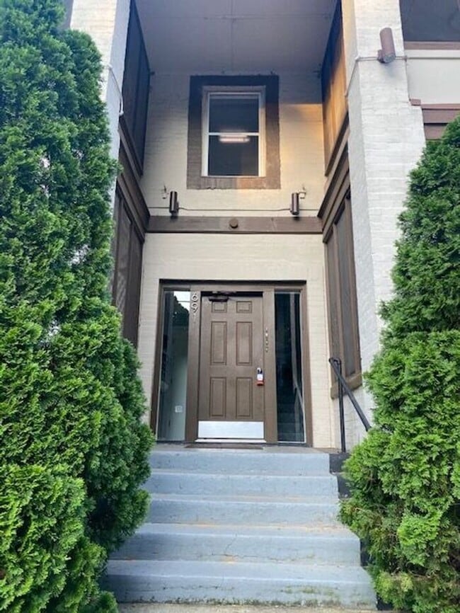 Building Photo - Large 1,000 sq. ft One Bedroom