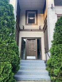 Building Photo - Large 1,000 sq. ft One Bedroom