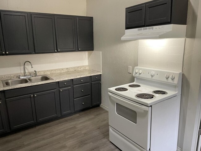 Building Photo - 208 E Springer Ave