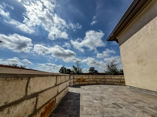 Building Photo - 112 Rosebush Dr