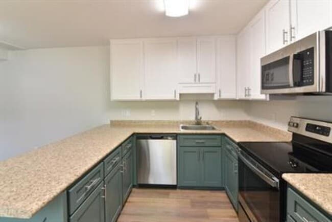 Building Photo - 2156 Claremont Ln