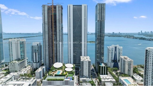 Building Photo - 700 NE 24th St