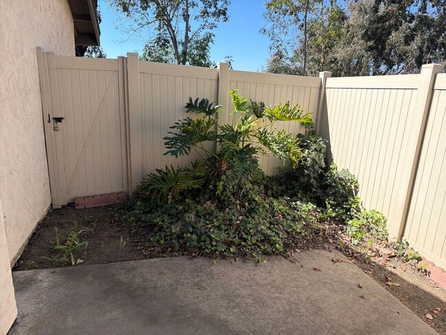 Building Photo - Remodeled Spring Valley Townhome