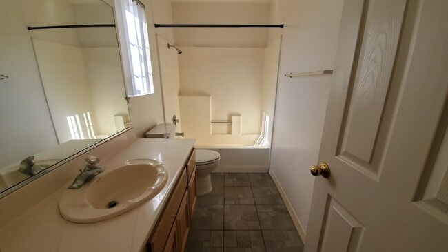 Building Photo - ( ( ( BEAUTIFUL 4 BEDROOM 3 BATH HOUSE!!! ...