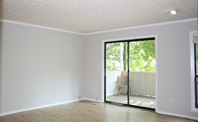 Building Photo - Just outside the perimeter at 75 and 285!