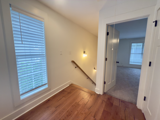 Building Photo - Beautiful 3 bed 3 bath WALKABLE to restaur...