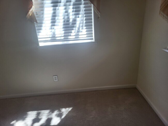 Building Photo - 5049 Pine Lake Ct