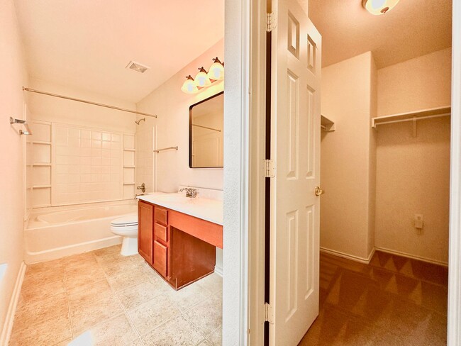 Building Photo - Spacious 3x2.5 South Austin Home