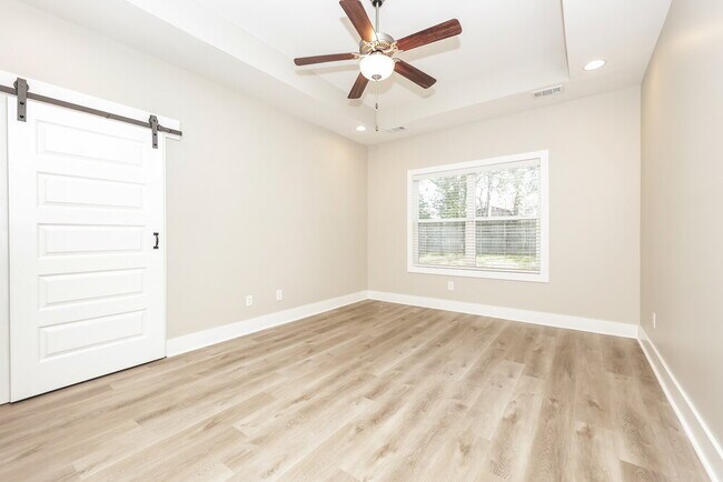 Building Photo - 4112 Stark St