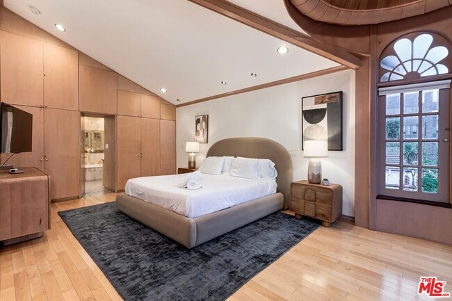 Building Photo - 133 S Swall Dr