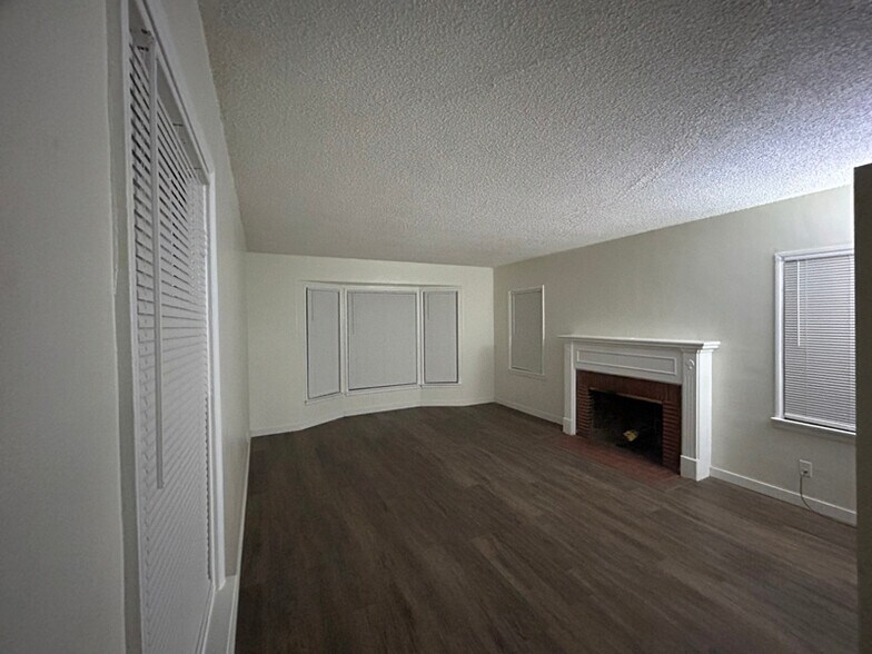 Building Photo - 1029 W 84th St