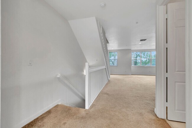 Building Photo - 4 BEDROOMS 3.5 BATHROOMS!! GATED COMMUNITY