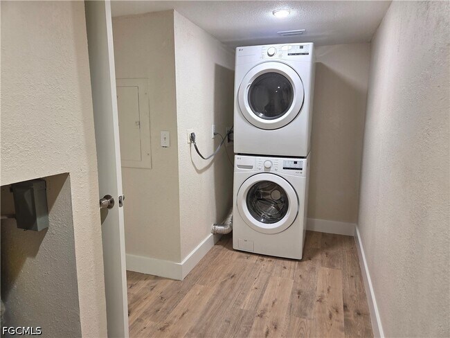 Building Photo - 1608 Park Meadows Dr