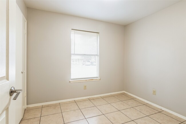 Building Photo - 206 N Forest Dr