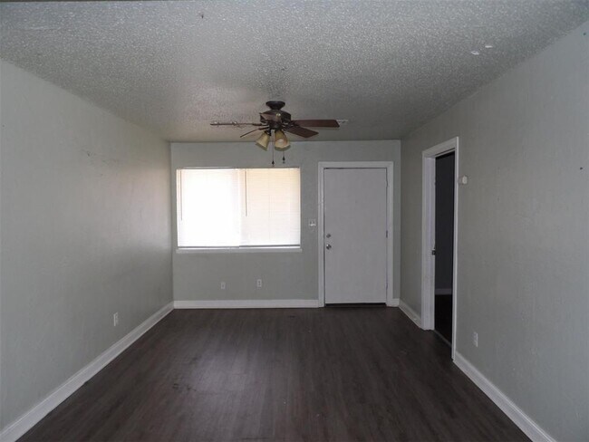 Building Photo - 624 N Dillon Ave