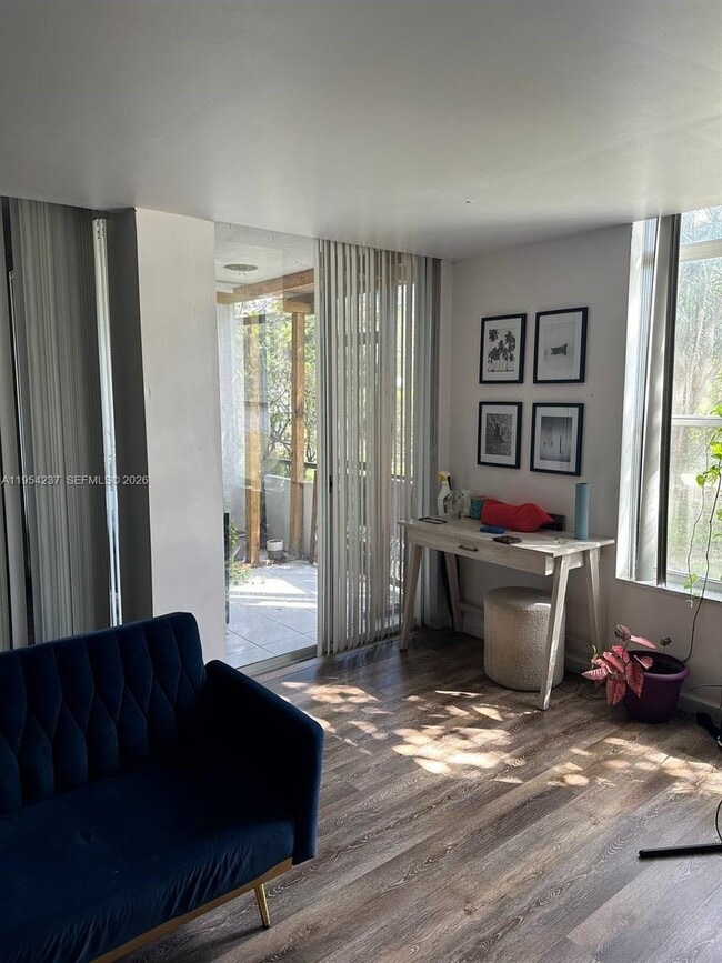 Building Photo - 3720 Inverrary Dr