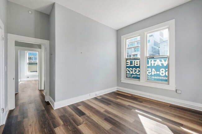 Building Photo - Modern 10-Room Downtown Gem – Ideal for Flexible Housing Use!