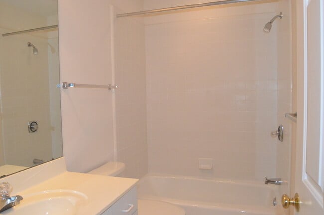 Building Photo - 311 Columbia Pl E