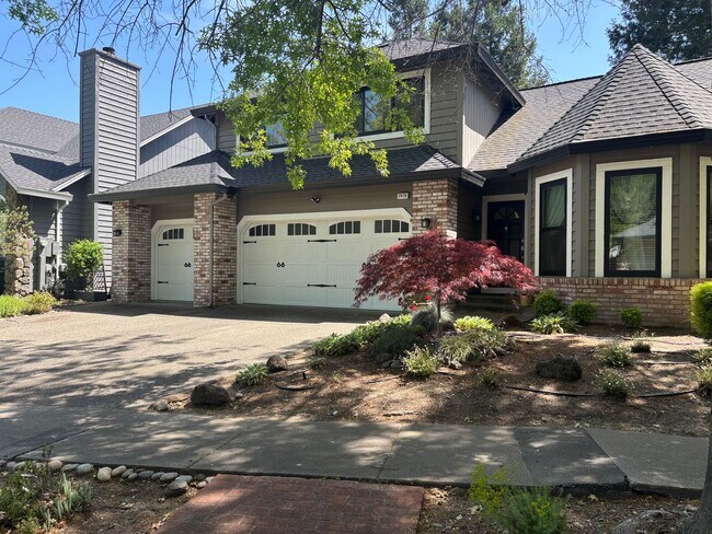 Primary Photo - Large 4 Bedroom 3 bath Home, Plus Bonus Ro...