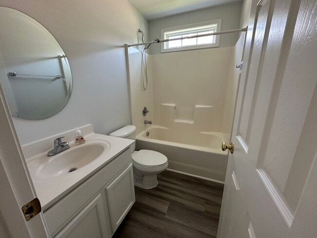 Building Photo - Charming Home