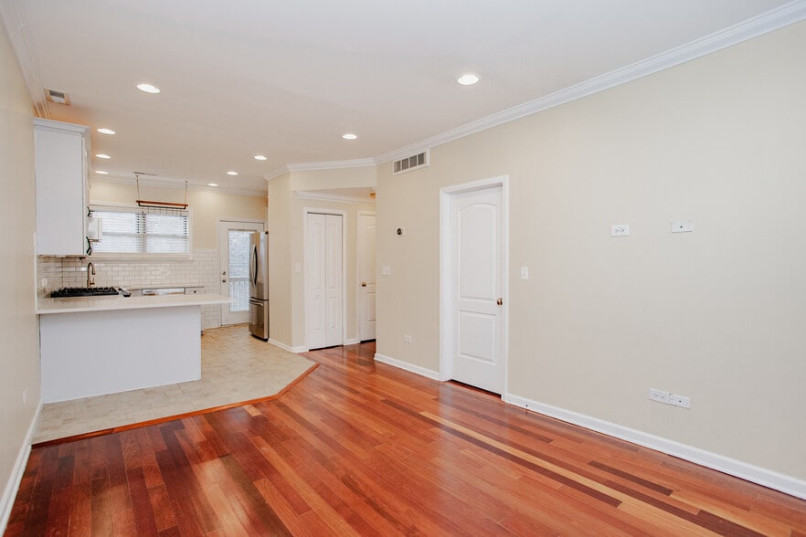 Building Photo - 1362 W Greenleaf Ave
