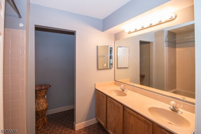 Building Photo - 15 Andover Cir