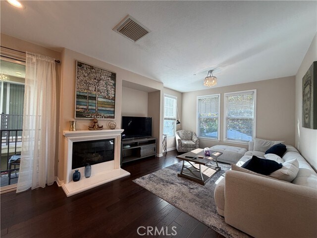 Building Photo - 615 W 1st St