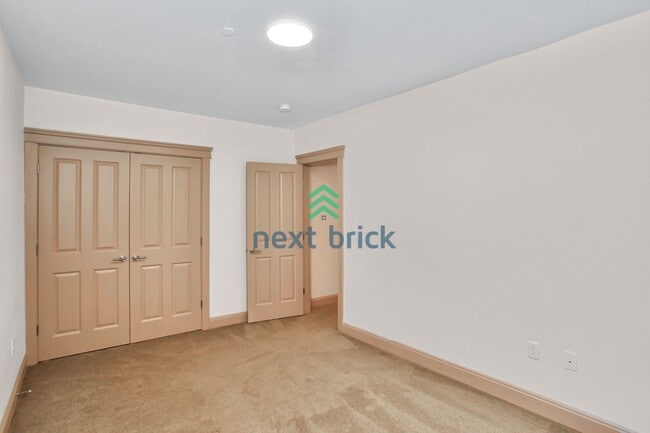 Building Photo - 4 BED & 2.5 BATH TOWNHOUSE FOR RENT