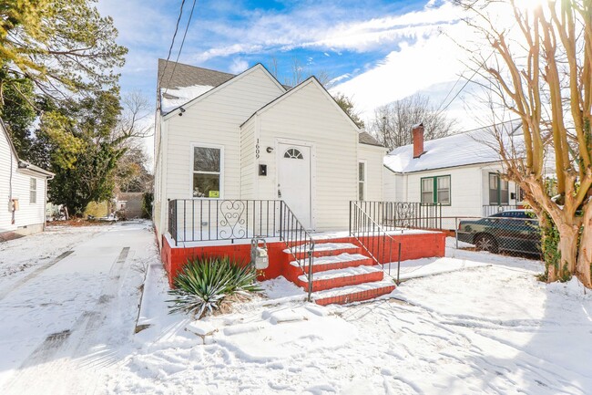 Building Photo - Beautiful Cape Code Style home