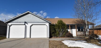 Building Photo - PET FRIENDLY single level 3 bedroom, 2 bat...
