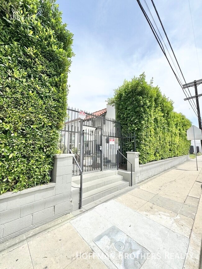 Building Photo - 328 N Kingsley Dr