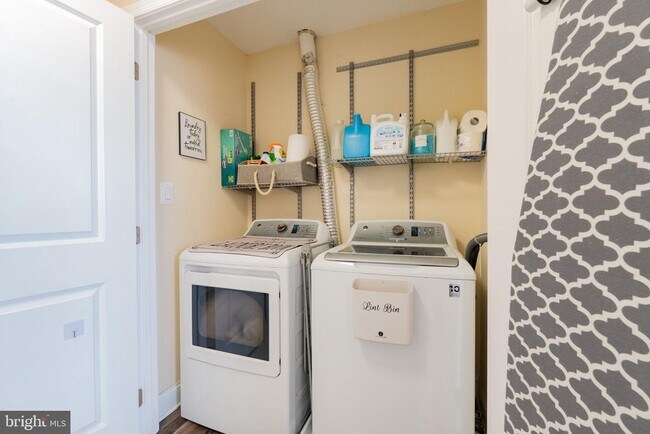 Building Photo - 806 Maury Ave