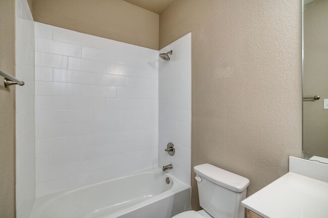 Building Photo - GORGEOUS 3 BEDROOM DUPLEX LOCATED IN MIDLO...