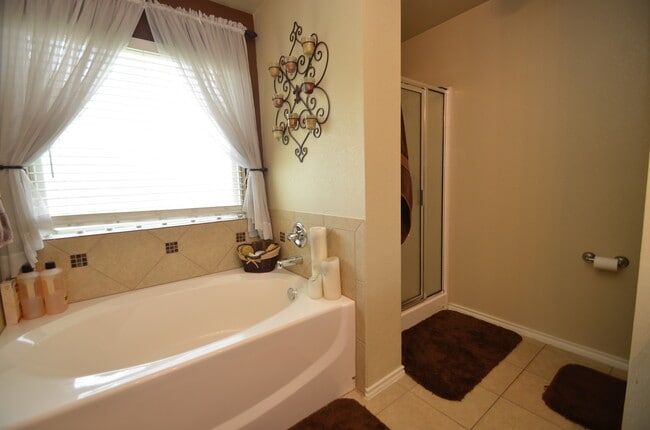 Building Photo - Gorgeous 3 bedroom 2 bath home in desired ...