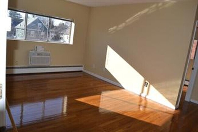 Building Photo - Close to everything West Roxbury offers! Bright 2-bedroom condo for rent!