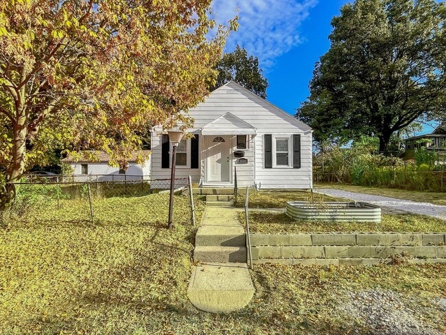 Building Photo - 1040 E Gates St