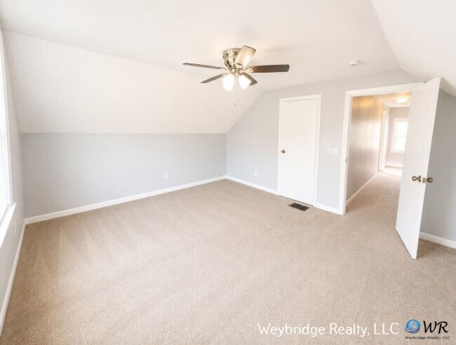 Building Photo - 862 Academy Ave