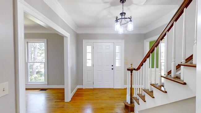 Building Photo - 4130 Knollcrest Cir N