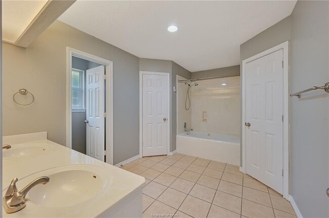 Building Photo - 4406 Colony Chase Dr