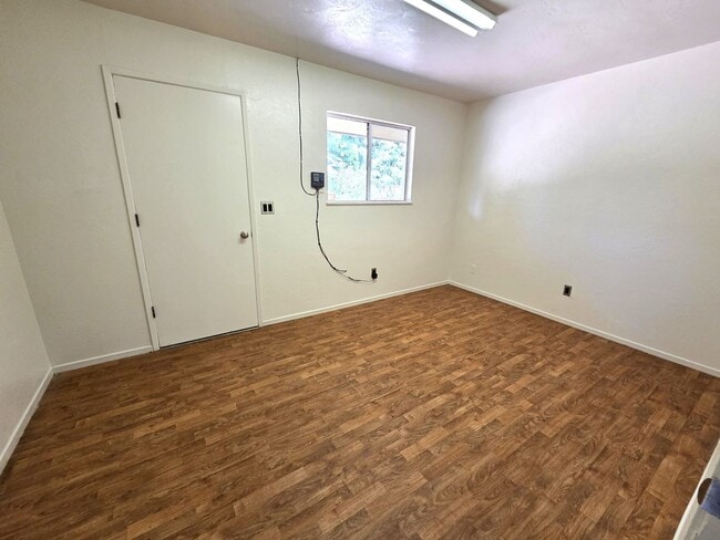 Building Photo - Immaculate 5 Bedroom 2.5 Bath Home Near Visalia Country Club