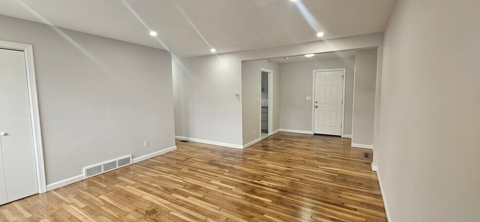 Building Photo - 665 Milford Point Rd