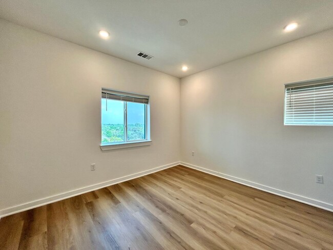 Building Photo - Beautiful and Spacious 1/BR 1/BA Home with...