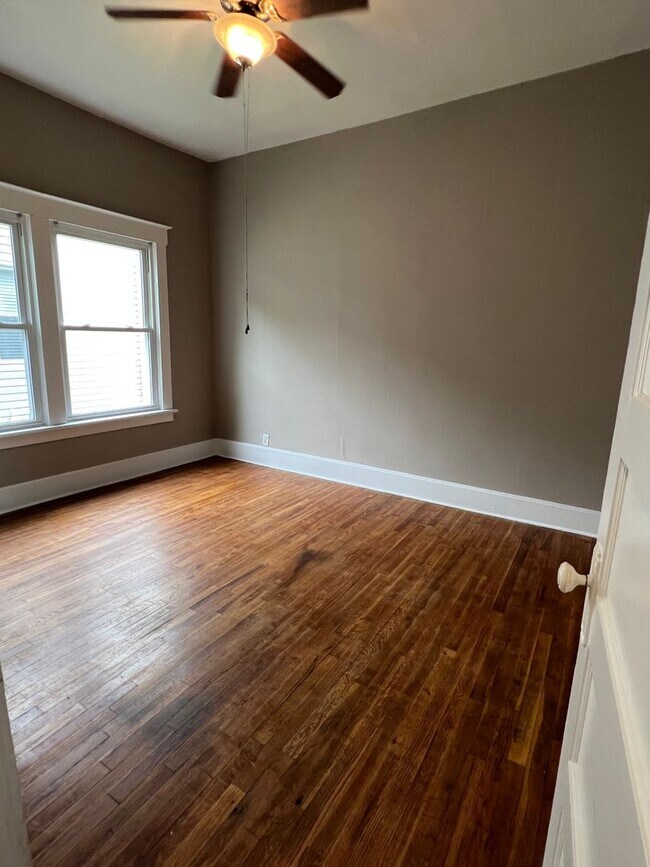 Building Photo - 3 bedroom/1 bathroom house
