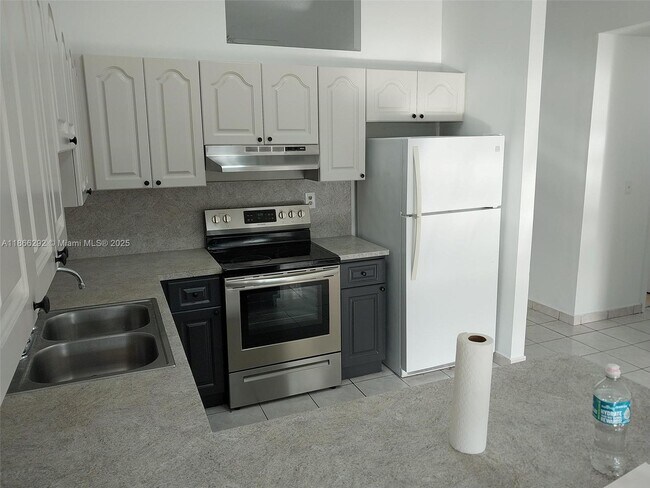 Building Photo - 2424 SW 143rd Pl