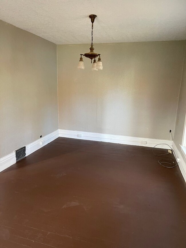 Building Photo - 4BD/1BA HOME!