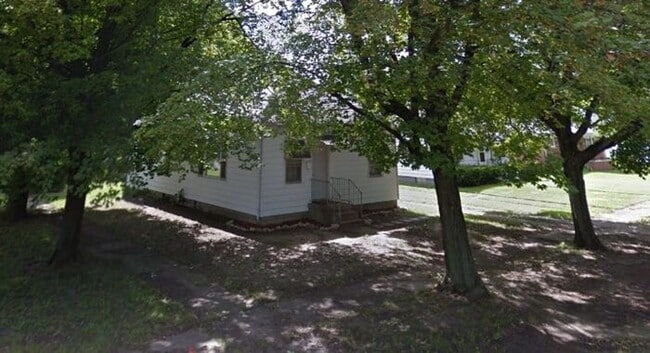 Primary Photo - 3 Bedroom Home with Washer/Dryer Hook up