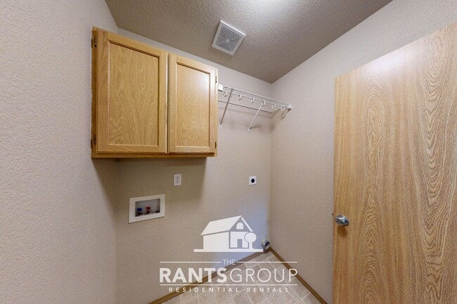 Building Photo - Spacious 3-Bed, 2.5-Bath home in the Olymp...