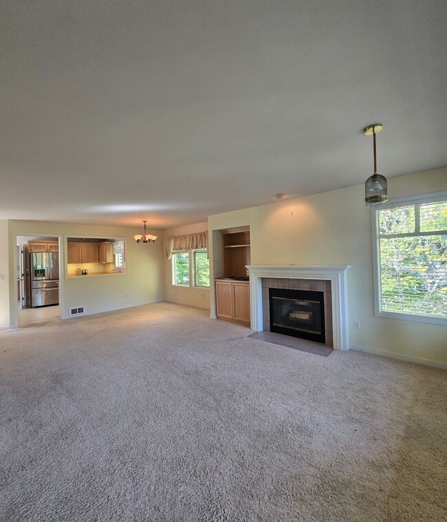 Building Photo - ***PENDING APPLICATIONS***2 Bedroom 1.75 B...