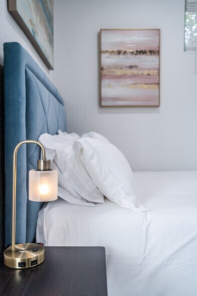 Building Photo - 975-977-977 SW 10th St